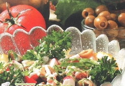 Салат с рыбой и крабами