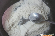 Шаг 5: В сухую кастрюлю высыпать муку …