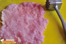 Шаг 1: Курицу отбить, немного подсолить, поперчить. …