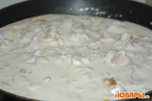 Шаг 2: Пока мясо обжаривается, делаем соус: …