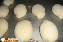 Шаг 5: Укладываем швом вниз на противень …