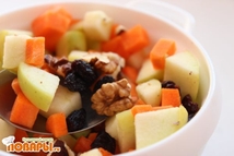 Шаг 2: Орехи очищаем и режем крупно …