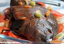 Линь, запеченный с овощами