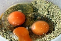 Шаг 1: Орехи, яйца, сахар, разрыхлитель смешать …