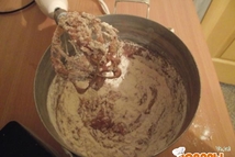 Шаг 3: добавляем муку и соду гашеную …