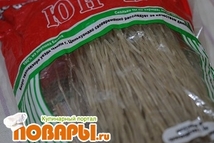 Шаг 1: Рисовую лапшу отварить.