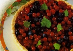 Рецепт: Пирог с кремом и ягодами 