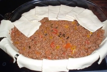 Шаг 4: Свисающие концы теста завернуть на …