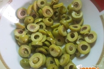 Шаг 5: Оливки порезать кружочками.