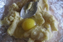 Шаг 3: Затем вбить 1 яйцо и …