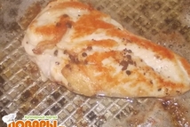 Шаг 2: Грудку намажьте солью и раздавленными …