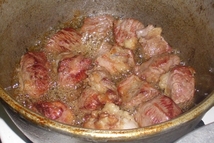 Шаг 3: Мясо положить в казан и …