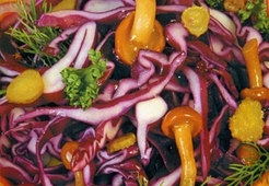 Салат из капусты и маринованных опят