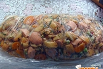 Шаг 4: Выкладываем на пищевую пленку, заворачиваем …