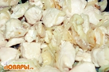 Шаг 3: Обжаривает мясо с луком.