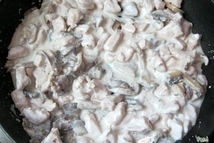 Шаг 5: Поливаем соусом нашу смесь из …