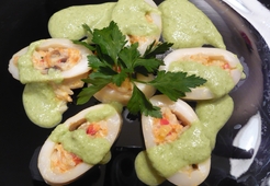 Фаршированый кальмар под луковым соусом