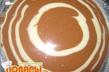 Шаг 3: Взять форму, обильно смазать маслом …