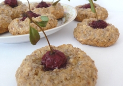 Рецепт: Ореховое печенье с вишней