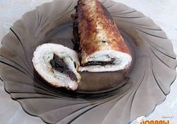 Рецепт: Рулет из свинины с черносливом и беконом