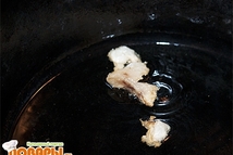 Шаг 2: Ставим на плиту наш казан, …