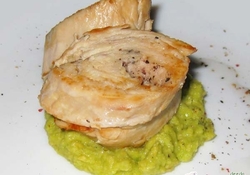 Рецепт: Куриный рулет с дипом из авокадо