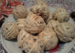 Рецепт: "Клубочки" из слоеного теста