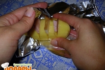 Шаг 6: Каждый картофель заверните в фольгу