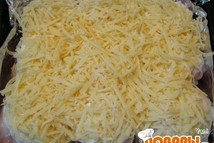 Шаг 7: Посыпаем сверху натертым на крупной …