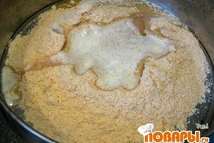 Шаг 4: Смешиваем измельченное печенье и масло.