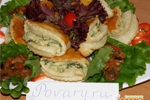 Шаг 5: Смазать пирожочки яйцом и выпекать …