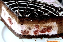 Шаг 6: Собираем торт. Я корж разрезаю …