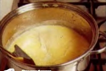 Шаг 5: Влейте тонкой струйкой молоко и …