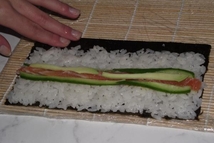 Шаг 10: огурец,авокадо, там где на нори …