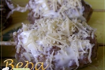 Шаг 3: Смазать люляки майонезом и присыпать …