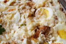 Шаг 4: Капусту, сосиски, сало, сметану, яйца, …