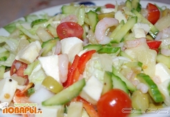 Салат с креветками, моцареллой и ананасами