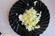 Шаг 3: Далее вбиваем одно яйцо, все …