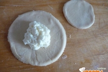 Шаг 1: В творог добавим сметану, яйцо, …