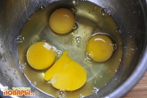 Шаг 2: Подготовим тесто. Молоко немного подогрейте …