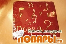 Шаг 7: Традиционно украшают торт «Опера» символикой …