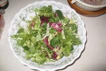 Шаг 1: Листья салата уложить в блюдо. …