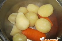 Шаг 6: Вынимаем из бульона отваренные овощи.