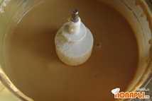 Шаг 4: Добавить кофе и сметану. Постепенно …