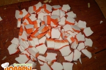 Шаг 3: крабовые палочки порезать не большими …