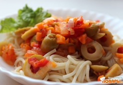 Спагетти с овощным соусом из оливок и томатов