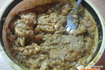 Шаг 3: Консервы разомнем вилкой.