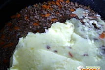 Шаг 2: Берем разъёмную форму. Пюре разделить …