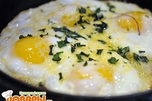 Шаг 1: Яйца поджарить на сковороде с …