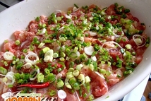 Шаг 3: Нарезать зеленый лук. и посыпать …